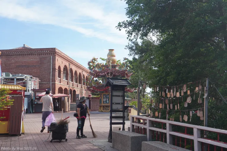 英國領事館旁邊就是一間廟宇,還有一些日式元素,多種元素混和很有趣