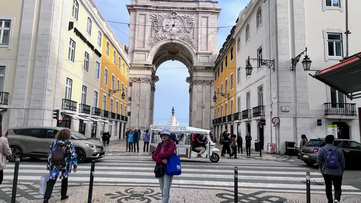 車子會禮讓行人;行人更會利用空擋