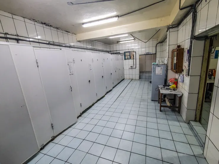 在王小明住宿的山友，下山後可以免費使用衛浴。洗香香坐車回家，再也不怕全車臭氣熏天了！🤣