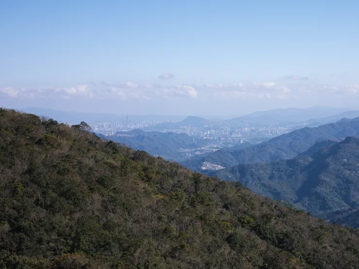 白雞山稜線展望信義區,使用哈蘇一億畫素中片幅拍攝,裁切成4830萬畫素檔案與5030萬畫素手機影像對比,可見細緻度的巨大差異。這不是手機的錯,而是感光元件先天限制,是物理法則,所以不必刻意追求手機高畫素,該注重的是「畫質」。(HASSELBLAD X2D-100C + XCD 2,5/55V)