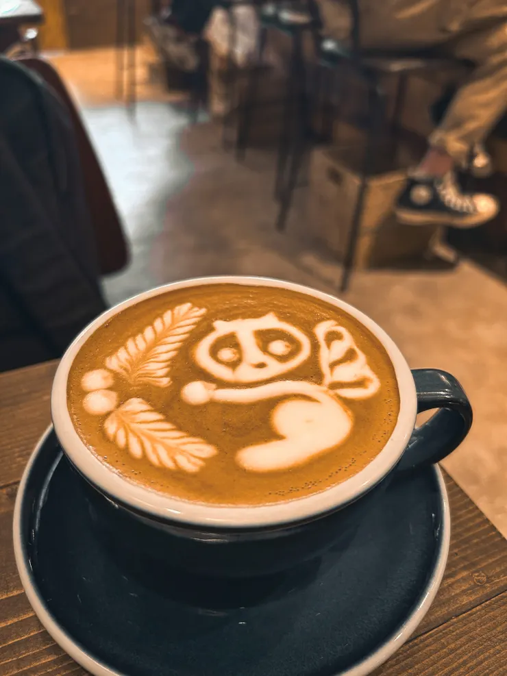 有組合圖拉花的拿鐵