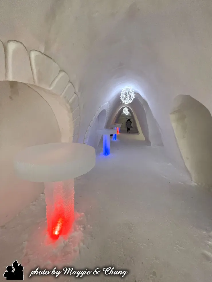 冰雕裡細緻的刻痕與燈光投射