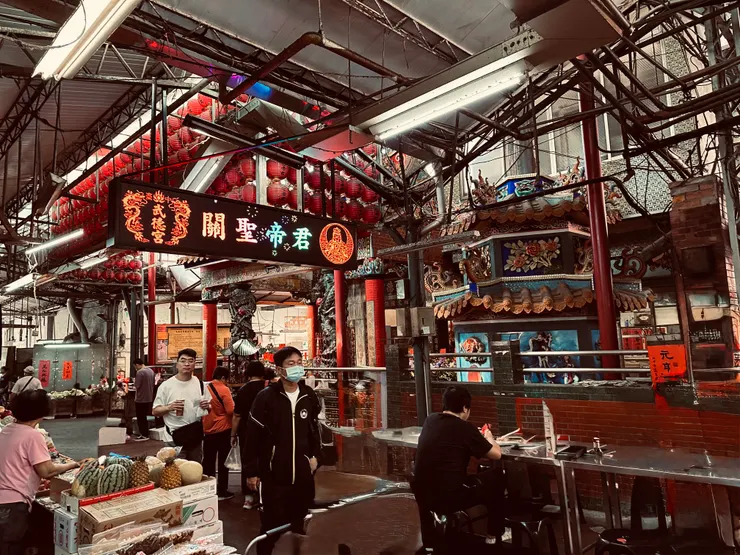 各式各樣的攤販,竟然還有廟宇