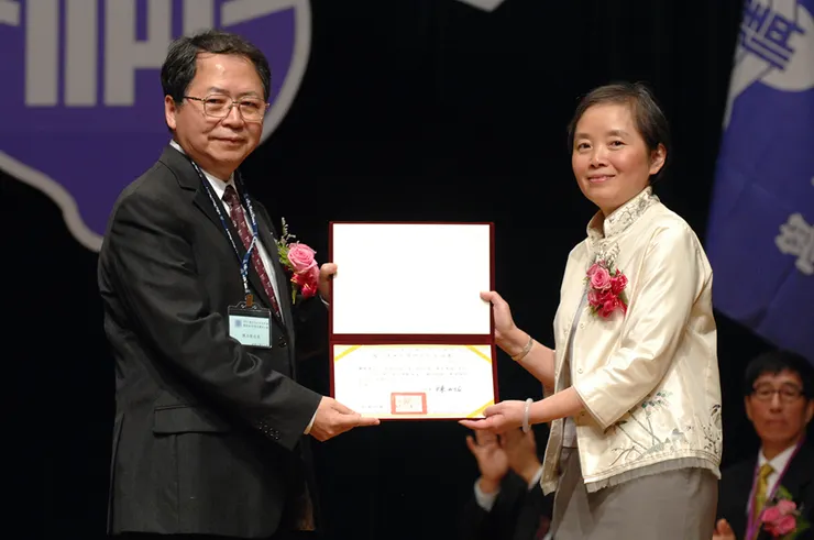 2012年清華大學校慶大會，陳力俊校長（左）向孫中平（右）頒發傑出校友證書。取自國立清華大學網站