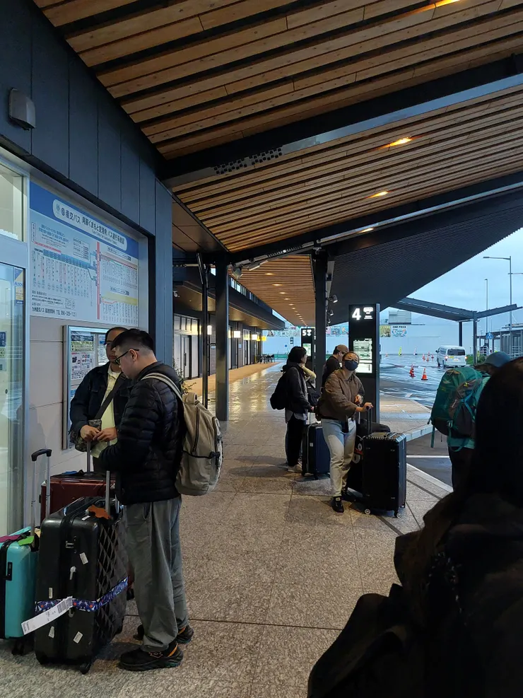 售票亭旁就是4號巴士站牌