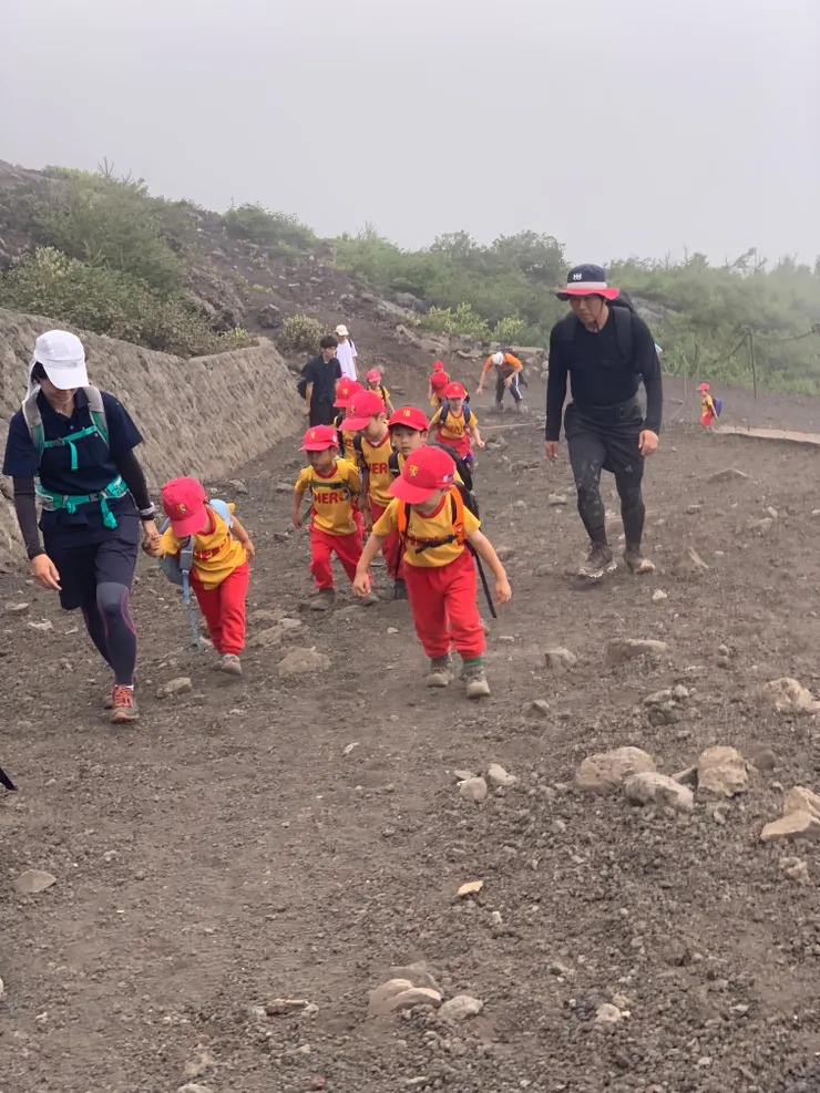 剛好遇到要上山的幼兒，看起來是幼兒園大般的年齡。猜測是從五合目走道七合目，但即使是這樣，對五歲的幼兒仍是艱鉅的，可見日本的登山教育從幼兒就開始。