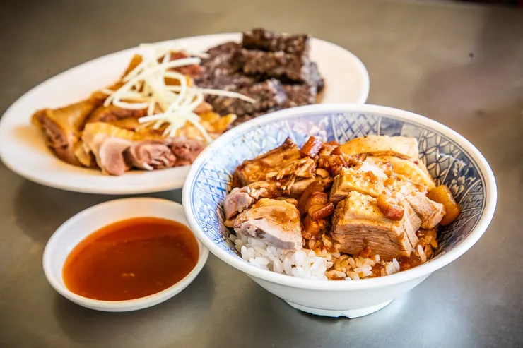 美味的鴨肉飯+配菜（圖片截圖於網路）