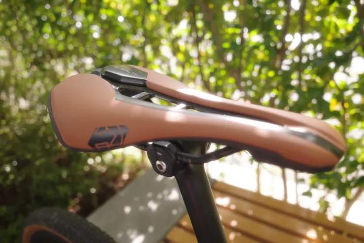 選了一個特別色,剛好可以搭配外胎的配色。