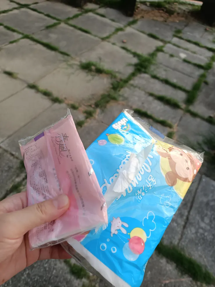 路上，🐷問我要不要廁所，我說好，結果拿了一大包衛生紙給我🤣，怎麼跟我想的不一樣