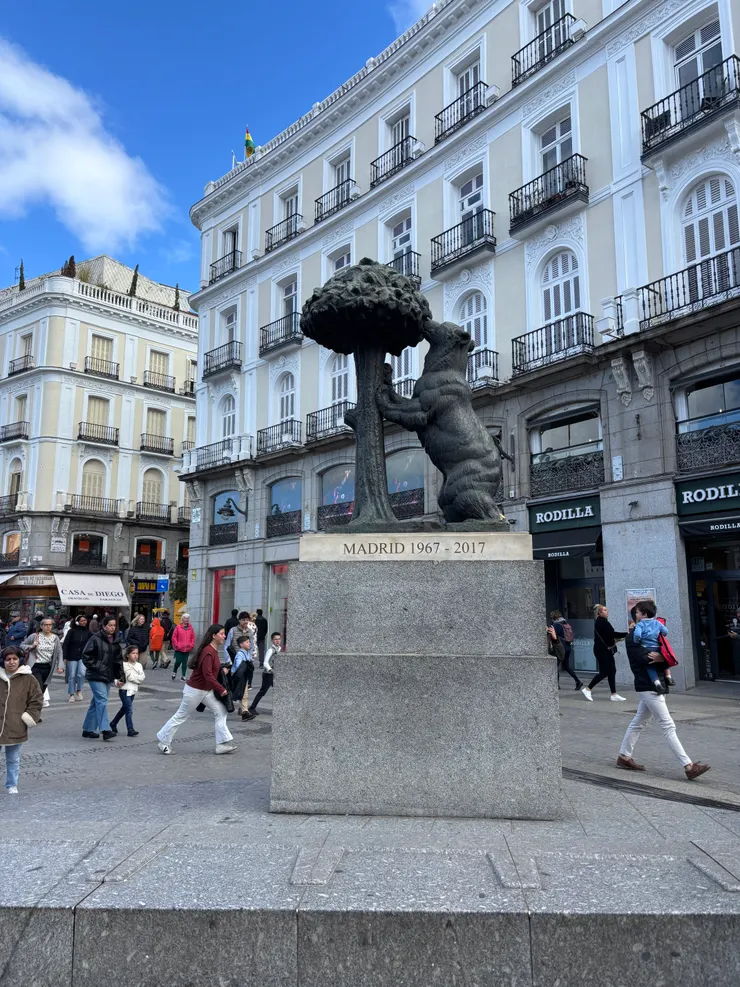 太陽廣場。熊與莓樹