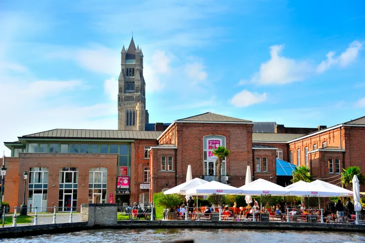 【仰望凍結的中世紀繁華見證滄桑 卻無處不美毋須在哪裡特別駐泊！河岸邊的餐廳。】