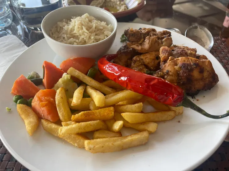 烤雞香嫩多汁炭烤香氣足， 大紅辣椒是魔王等級。