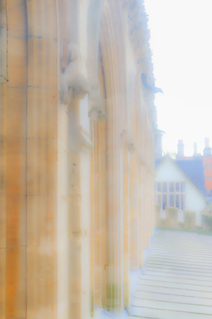 高塔和入口間的一景