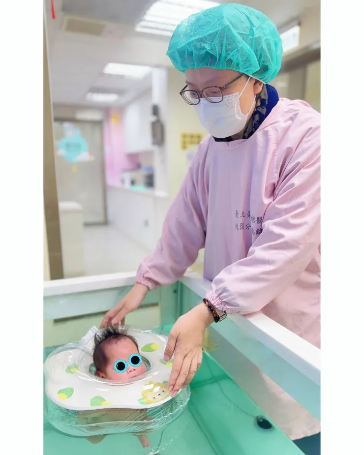 小女體驗月中的游泳課