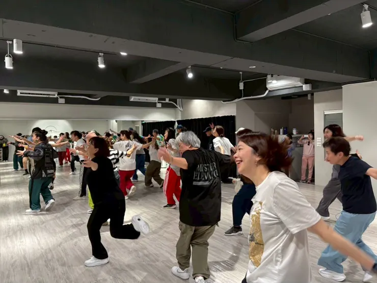 排練大老鷹舞步瞬間側拍畫面