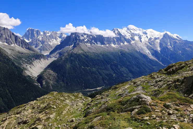 從白朗湖步道可以清楚展望白朗峰(又)與大喬拉斯北壁(左後)