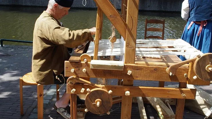 阿公織布機。他們都是真的會這門技藝不是上去做做樣子!