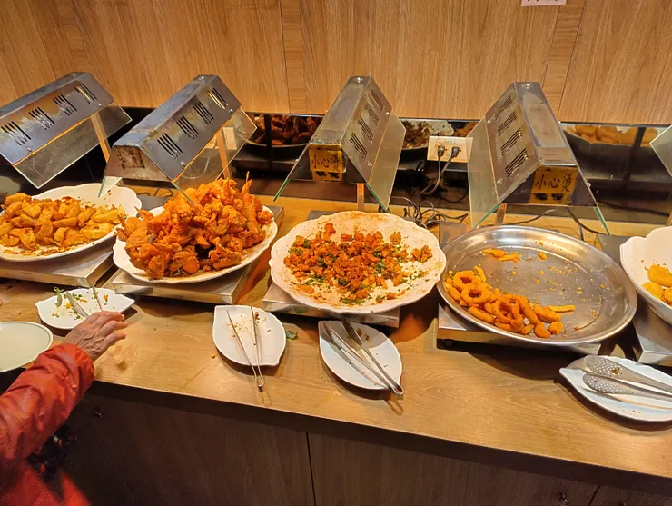 炸餃子 雞翅 炸杏包菇 洋蔥圈 雞塊