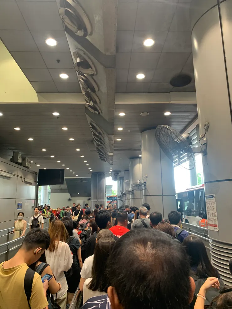 人很多，媲美羅湖過關。