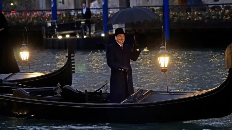 肯尼斯布萊納在《威尼斯魅影謀殺案》中三度飾演偵探白羅