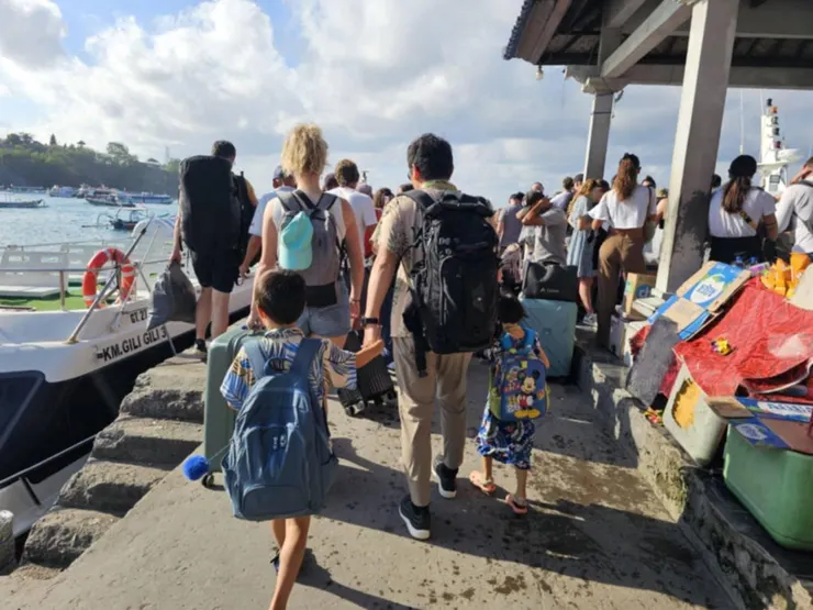在前往 Padangbai 登船的過程中,我建議可以提前一天住在附近,因為無論是從南部還是從烏布前往 Padangbai,車況都相當難以掌握,容易出現延誤。這個碼頭的環境非常混亂,人潮洶湧,讓人有些無所適從。 在碼頭附近,會有許多當地人主動幫忙提行李,但這些人有時會強取行李並要求小費。我在這裡也遇到了類似的情況,行李一瞬間就被人拿走,出於無奈只好給小費以免引起不必要的麻煩。每個人通常會要求 5萬印尼盾 的小費,我則選擇只給了 1萬印尼盾,不想被拉扯太久。其實他們大多數時候是急著去幫其他旅客搬行李,所以不會爭執太久,這樣也算是避免了一些困擾