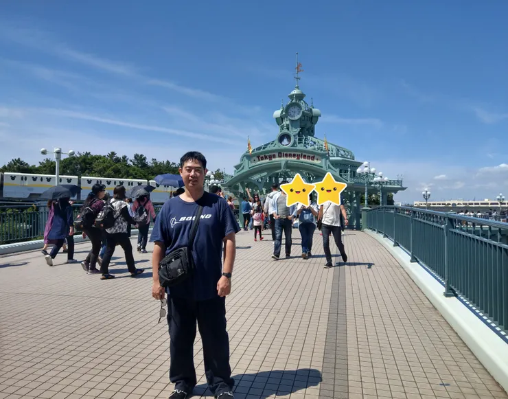 我身後是東京迪士尼樂園的大門口!