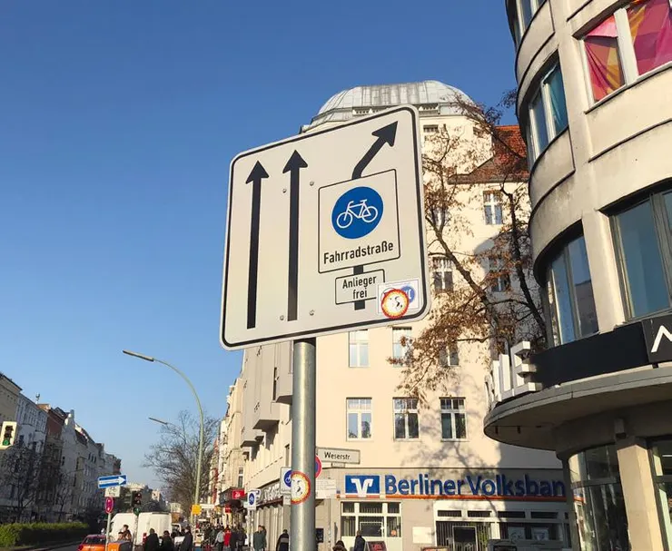 自行車街與居民不限標誌(取自柏林市政府自行車街交通指引手冊)