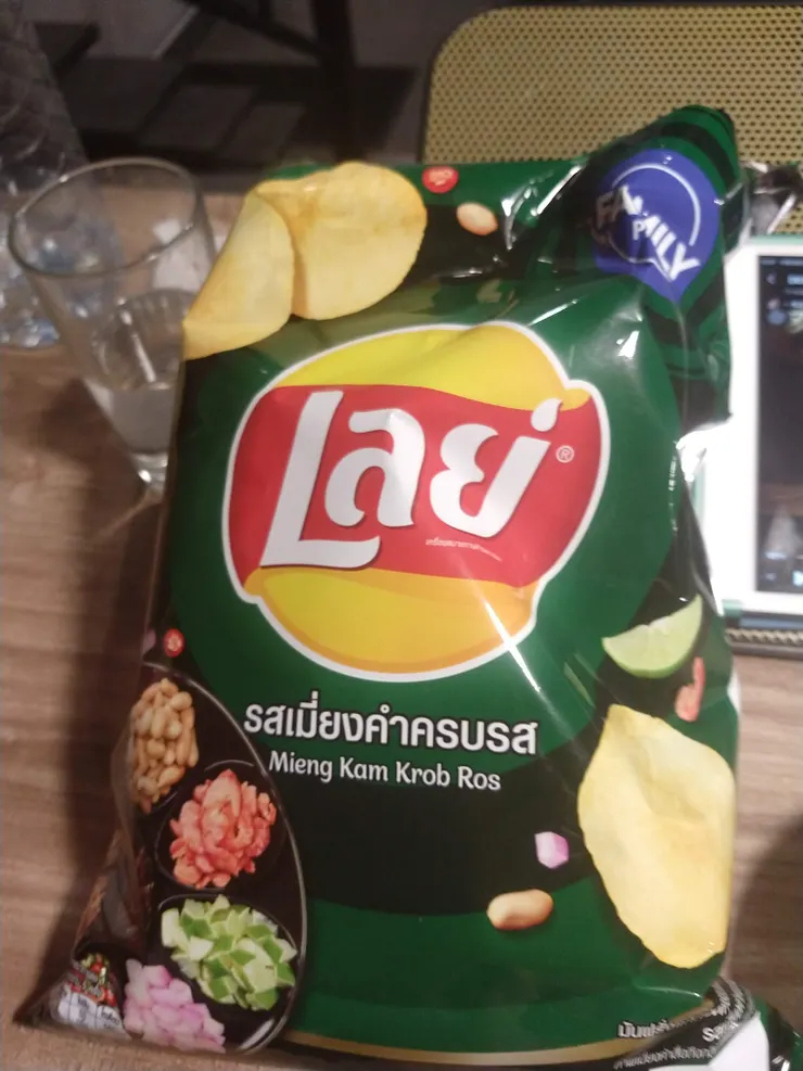 這就是我買的一大包薯片，有多重不知道，只知道像個小枕頭，才59銖！