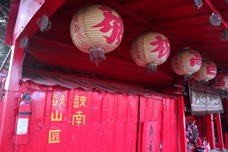 幾乎建築的每個角落都被漆上紅色