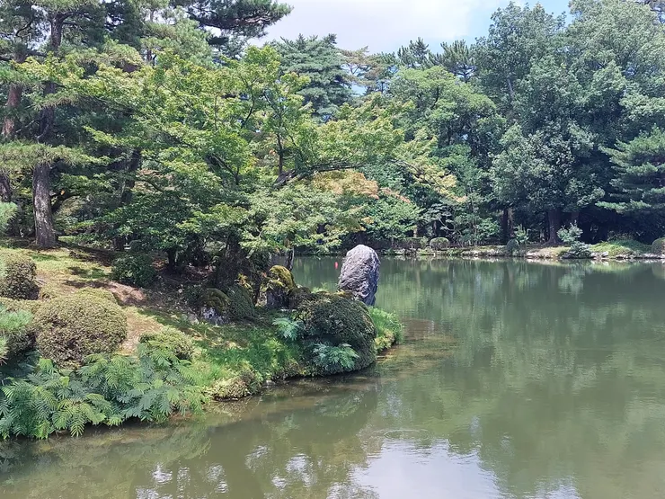 兼六園裡面中間的島嶼