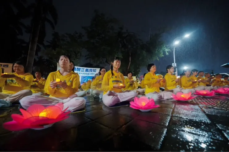 一場大雨究竟是讓花朵飄零?還是堅強綻放?也是這次影片「雨夜花•開」的命題，26年了，法輪功沒有被中共消滅殆盡，反而透過不斷向世人講真相，幫助人們明白共產黨的邪惡與謊言。相信不久的將來會看到，中共在世人的唾棄中走入歷史。