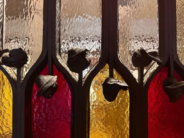 使用玻璃來設計光線，就連室內也是如此！