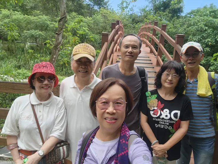 入口處紅色拱橋