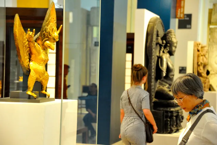 【中國與南亞展室，老婆觀賞印度Garuda神銅雕，這裡以中國古文物為主，但南亞諸國的也不少。】