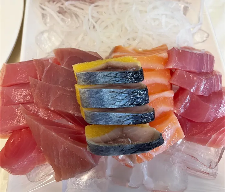 ⟨綜合生魚片：40片兩百元—吃完近期都不想吃魚。⟩