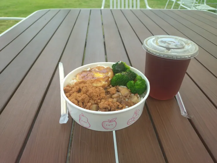 我的130元午餐-滷肉飯+荷包蛋+肉鬆+紅茶