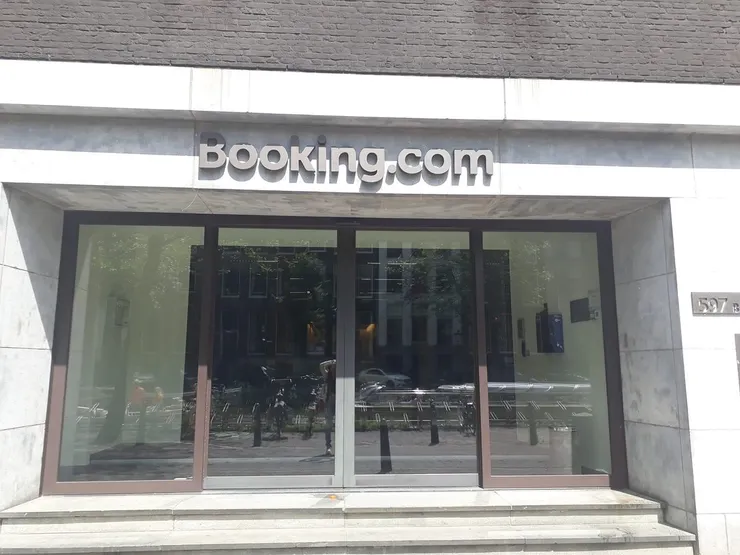 攝於2019年，荷蘭阿姆斯特丹，當時特地到Booking.com總部外拍照