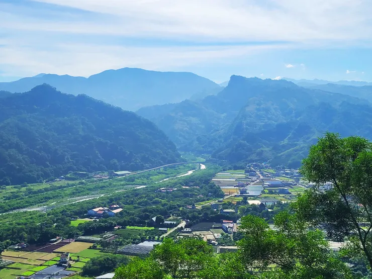 法雲寺前的景觀，可眺望牛鬥峽谷（右邊如鷹嘴般的山峰為鷂婆山，三毛貓說客語即老鷹之意）