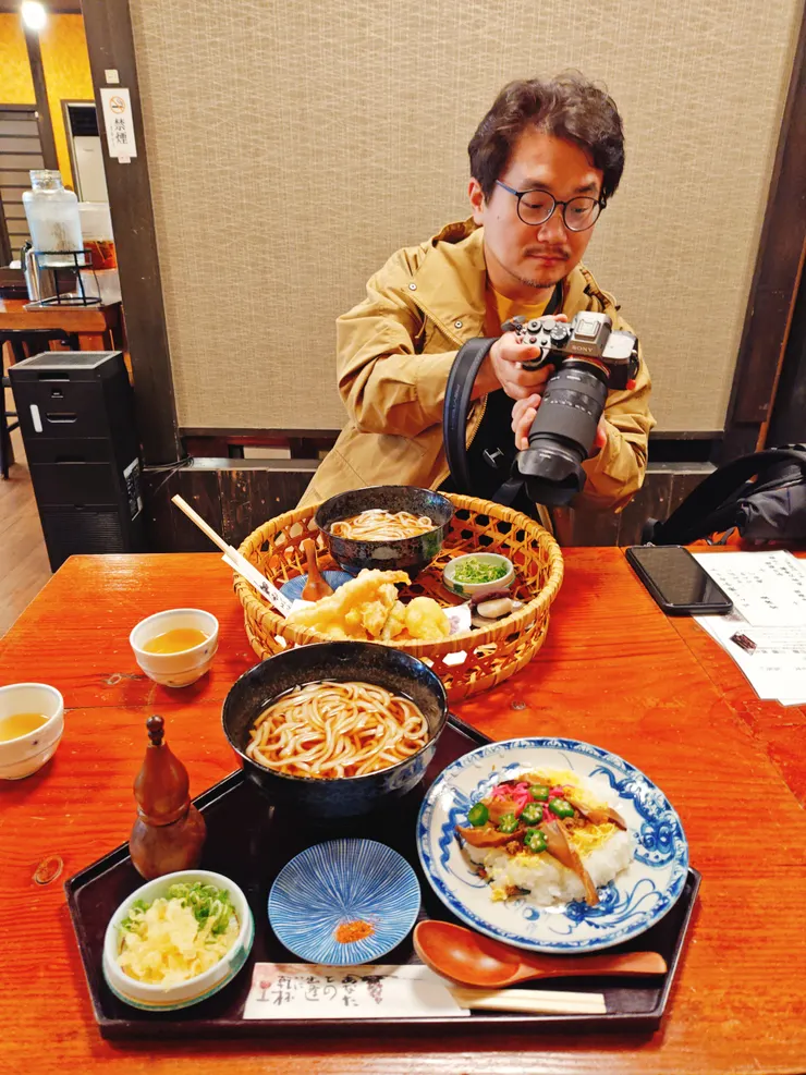 用餐前手機相機先吃