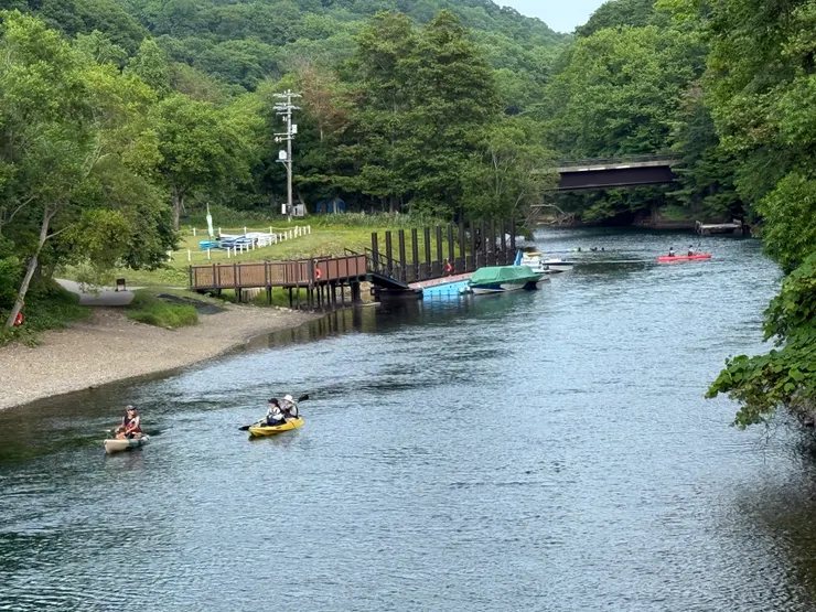 溪流上的水上活動