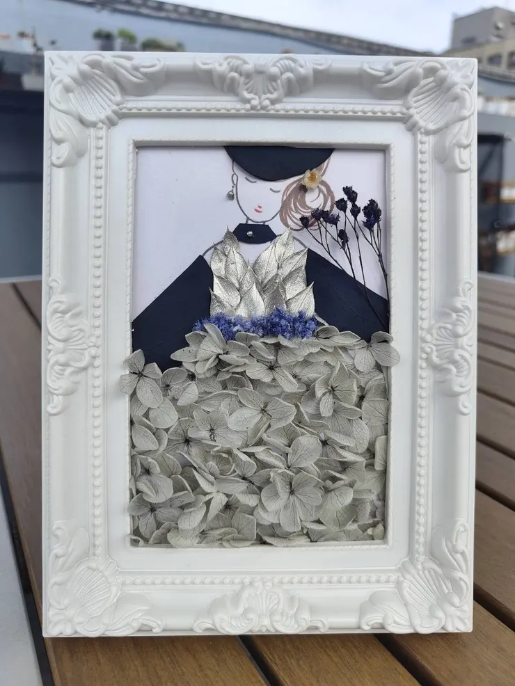 使用細小的葉子與繡球花做拼貼