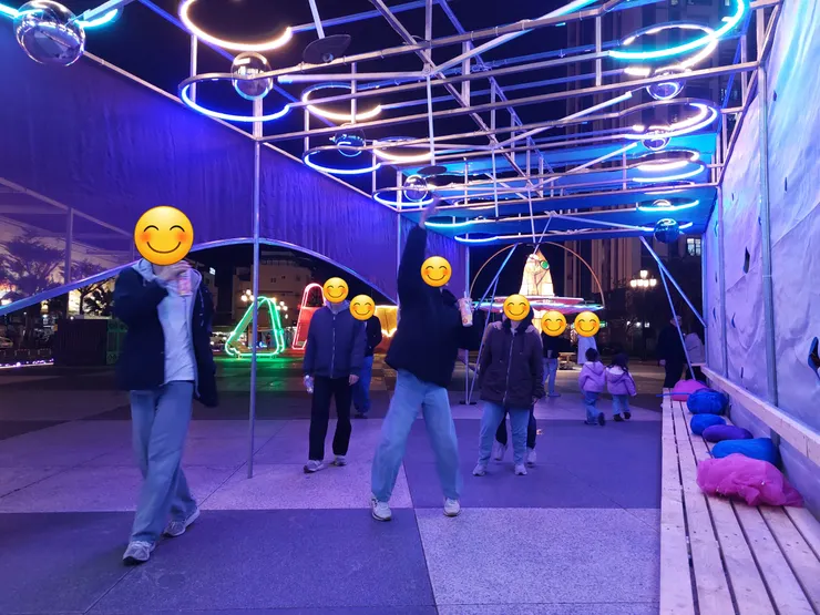 抬頭玩金屬球 / 資料來源：我自己