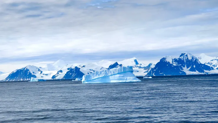 由陽台遠望Lagoon Island、周邊小島及冰山。