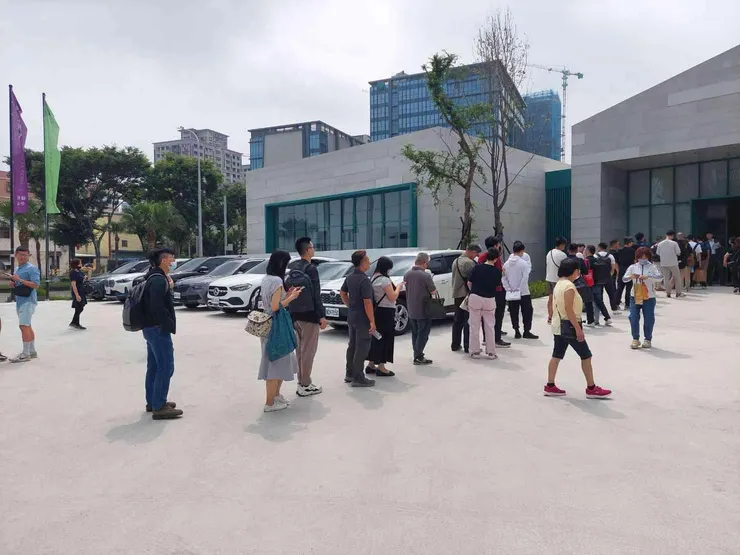 桃園青埔某預售案銷售中心排隊看屋情形，圖片摘自網路