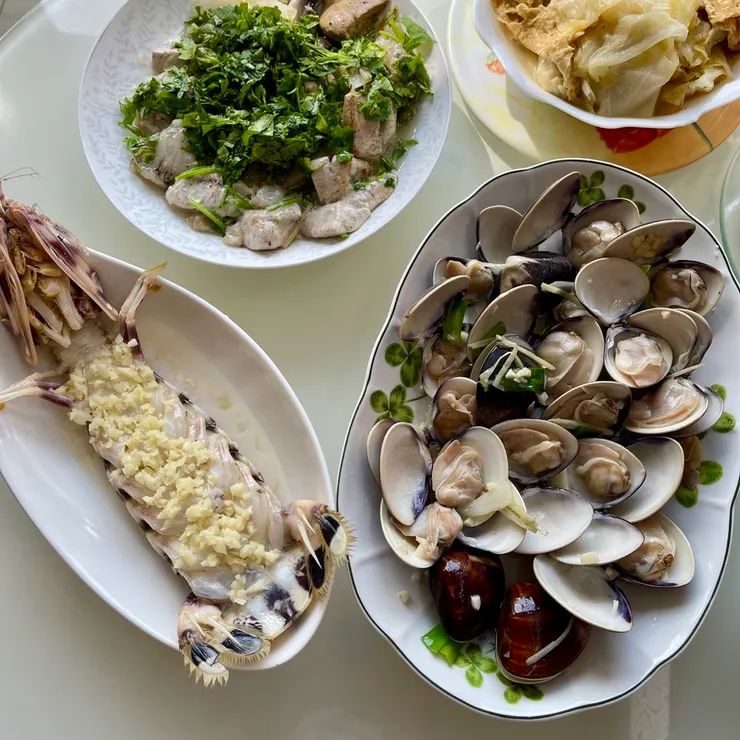 當天的螳螂蝦跟粉蟯仔，上面灑滿香菜的是烏魚下水。