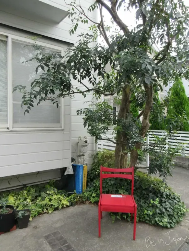 路邊一戶人家，提供了紅椅子讓路人可休憩