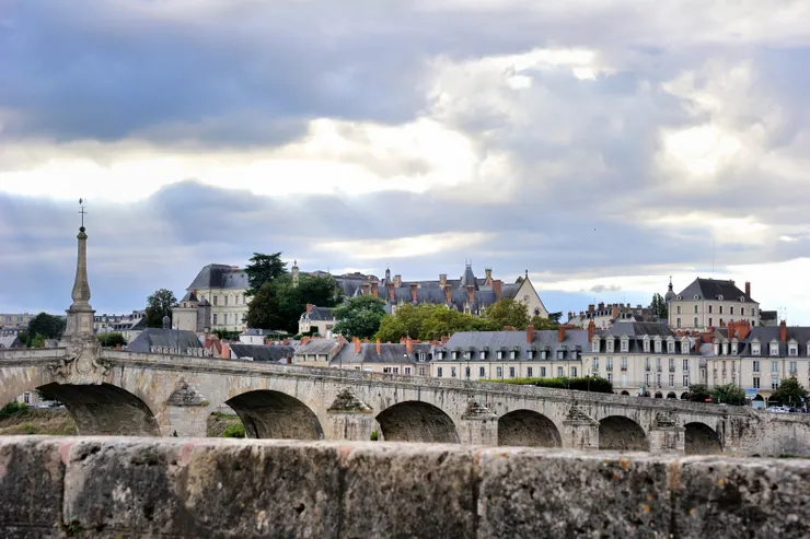 【離開香波爾城堡回程，經過布盧瓦Pont Jacqes Gabriel石橋附近，老婆跟路邊店家借洗間，我不如再拍幾張照。】