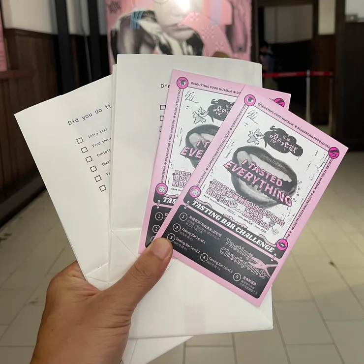 除了試吃卡外，還很貼心(?)地附了嘔吐袋給參觀的人