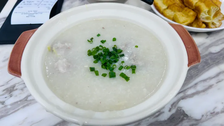 綜合粥（只記得裡面有店家手打的豬肉丸很好吃）