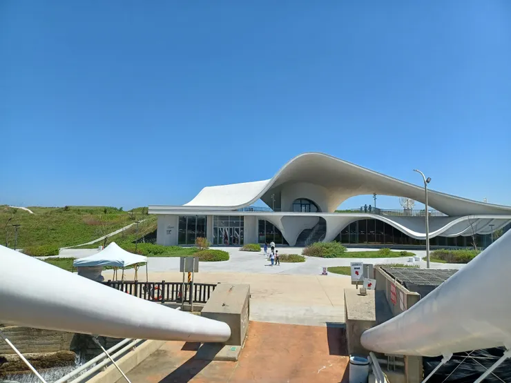 桃園新屋海螺館。以半臥於土的海螺作為建築設計概念。